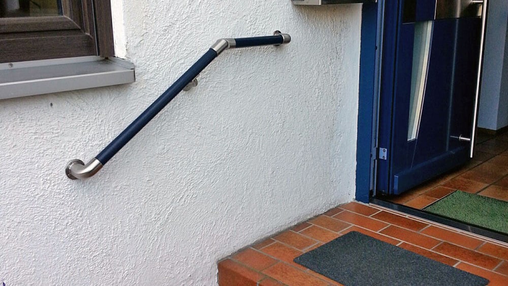 Wandseitiger Handlauf aus Alurohr, passend zur Haustüre