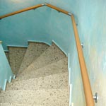 Handlauf an viertelgewendelter Treppe