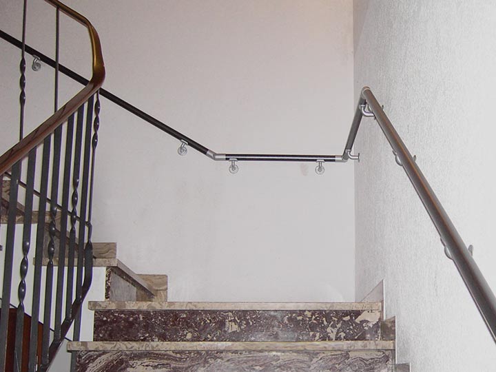 Zweiter Handlauf an Podesttreppe passend nachgerüstet